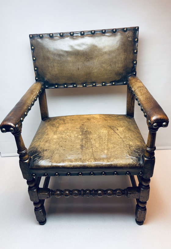 Image 1 of 🪑 Vintage eikenhouten armstoel met origineel leren bekleding (1920–1950)