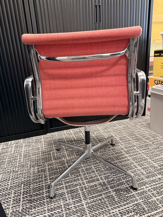 Charles e Ray Eames Vitra EA 108 sedia da conferenza in alluminio. – Sedie da conferenza, Textile, Aluminium (photo 6 of 11)