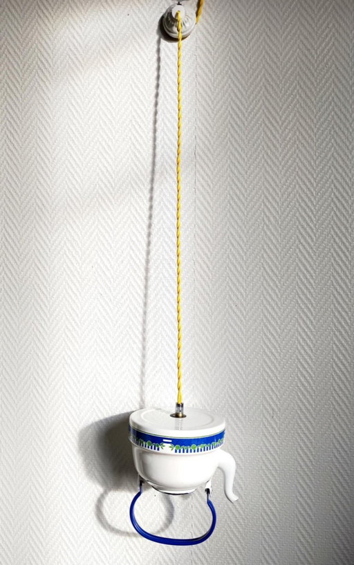 Vintage geëmailleerde theepot hangend