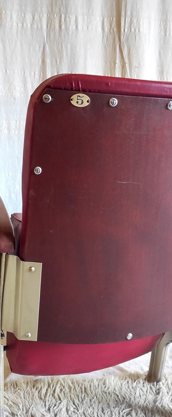 Image 1 of Pareja de butacas de teatro en símil piel roja y aluminio fundido dorado - Años 50/60