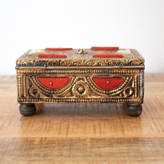 Image 1 of Boîte d'art populaire marocain aux tons or, rouge et blanc