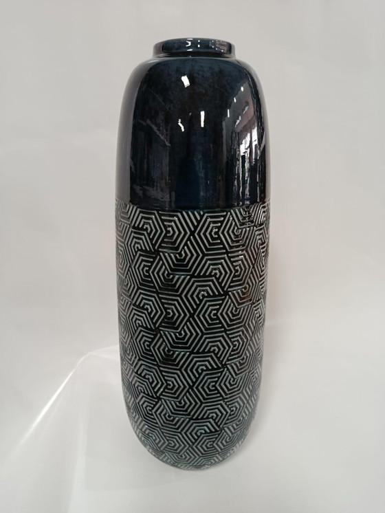 Image 1 of High-Quality Ceramic Decorative Vase – Contemporary Design