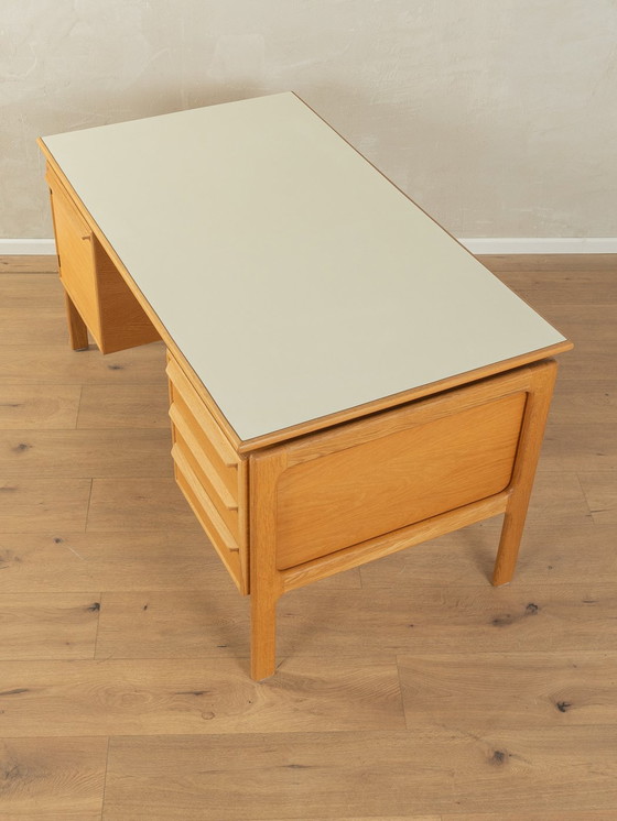 Image 1 of Bureau autoportant des années 60 par Arne Vodder