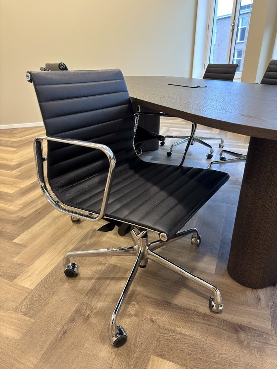 Image 1 of Vitra Aluminium Chair EA 117