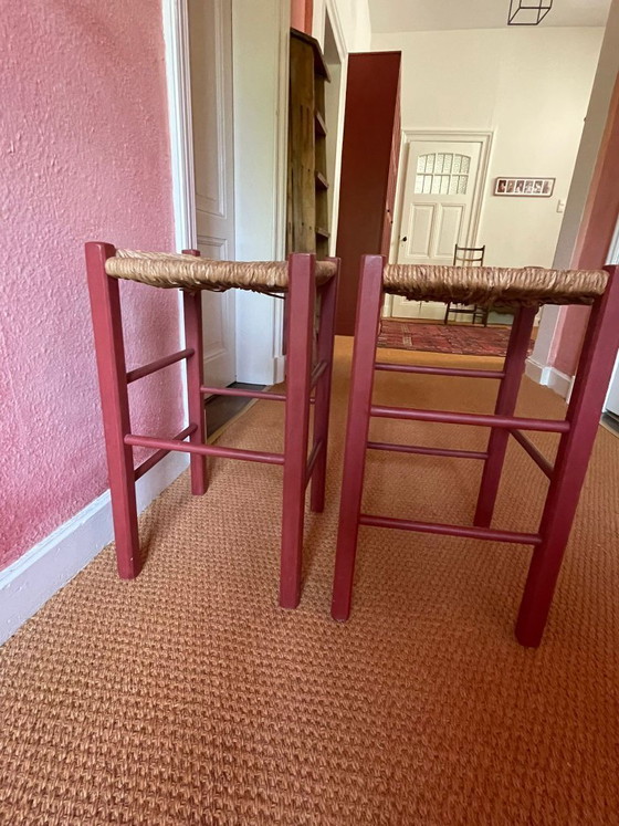 Image 1 of Schöne alte rote Barhocker mit Korbsitzen