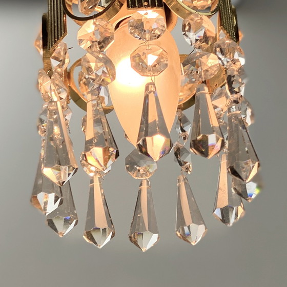 Image 1 of Twee verguld messing en kristallen hanglampen, door Palwa, Design 1960, Hollywood Regency.