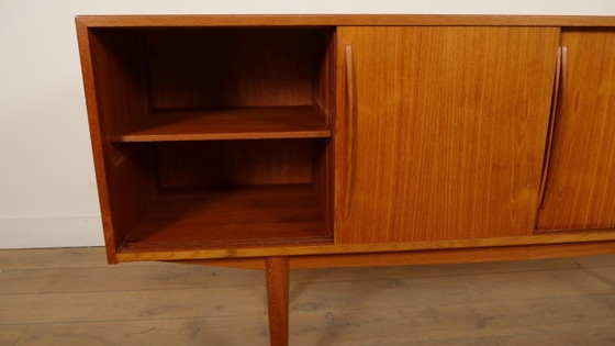 Aparador de madera con puertas correderas, Aparadores, Marrón, Mid Century Modern (foto 9 de 11)