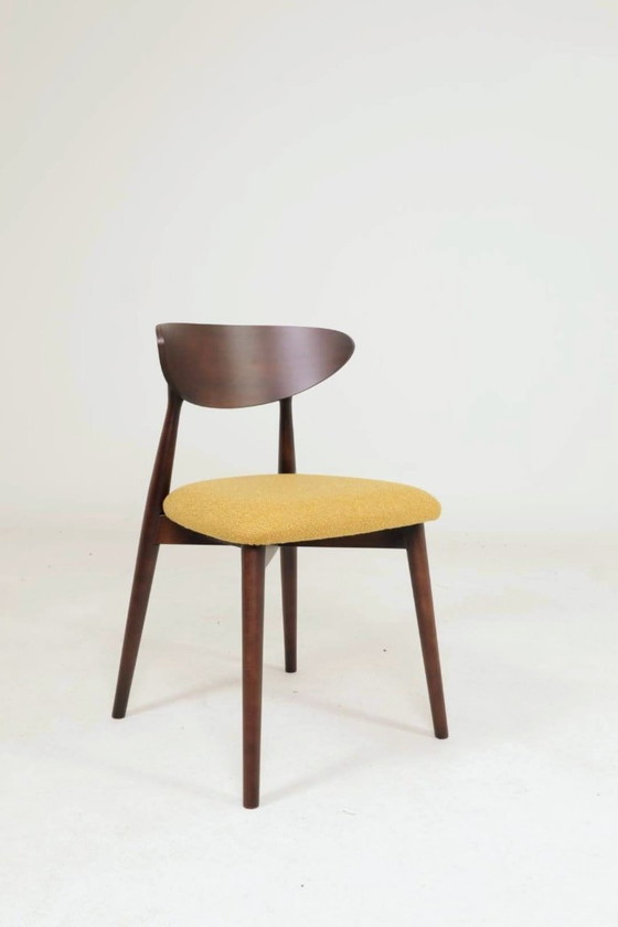 Image 1 of Set moderno di 4 sedie da pranzo, in bouclé color ocra e legno di faggio noce scuro.