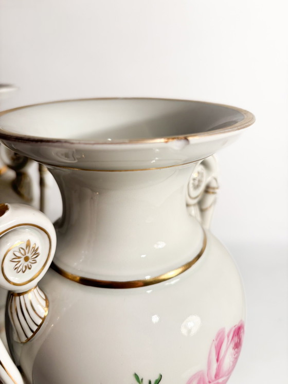 Paire de vases amphores en porcelaine de Meissen à décor de roses rouges, début du XXe siècle (photo 7 of 10)