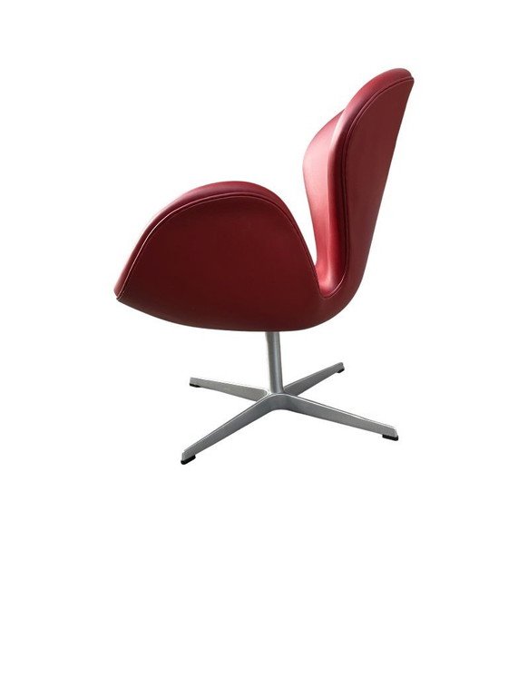 Image 1 of Fauteuil Swan en cuir rouge indien par Arne Jacobsen pour Fritz Hansen