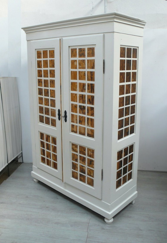 Image 1 of Armadio da ingresso, mobile a cuneo, 2 ante, bianco + legno naturale shabby, pezzo unico