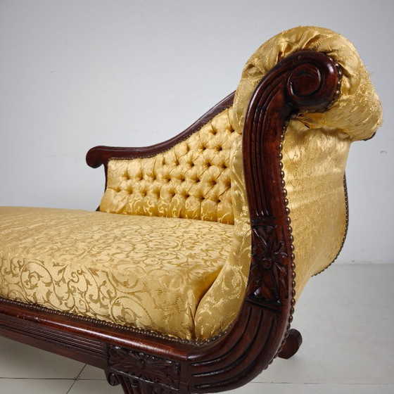 Elegante chaise longue francesa del siglo XIX de nogal macizo con tapicería de damasco dorado. Presenta un (photo 5 of 8)