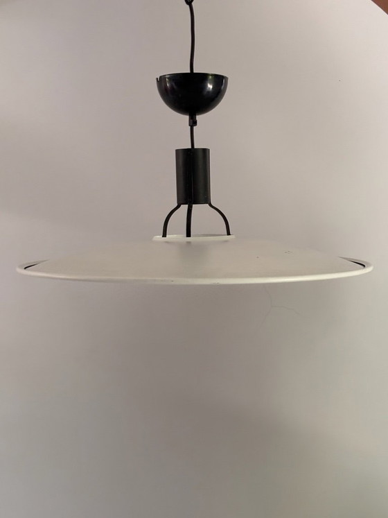 Image 1 of Pendelleuchte 2133 von Gino Sarfatti für Arteluce, 1972. Weiß und schwarz lackiertes Metall. Sammlerstück in Museumsqualität.