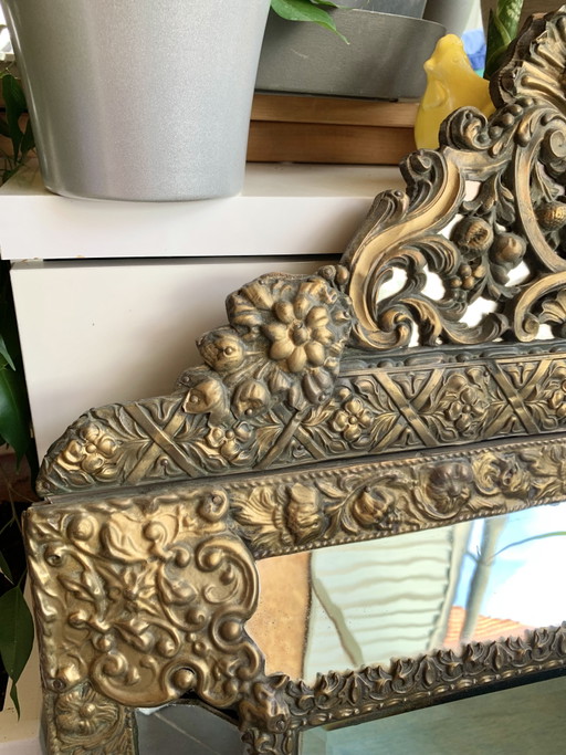 Antieke Franse pareclose spiegel uit circa 1880 - Napoleon III. / Neobarok messing repoussé (94 × 60 cm) (photo 2 of 11)