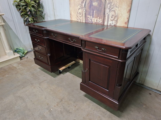 Image 1 of Klassiek Engels bureau, schrijftafel, desk met ingelegd leer afm: 180x80cm en 80cm hoog.

