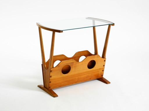 Preciosa mesa auxiliar moderna de mediados de siglo con revistero, fabricada en madera de fresno y cristal.