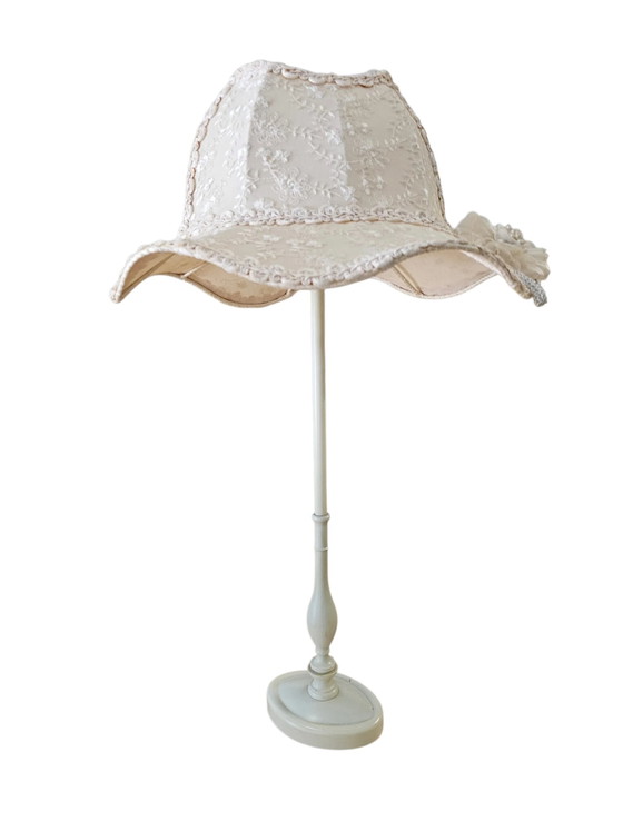 2 x Lampade barocche con forma unica a cappello, realizzate in pizzo e decorate con un grande fiore (photo 6 of 11)