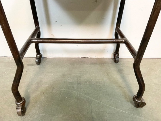 Image 1 of Table industrielle sur roulettes, années 1960