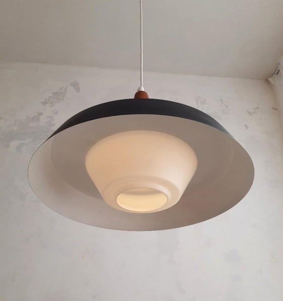 Image 1 of Lampada a sospensione vintage a forma di UFO in vetro opalino con piattino in metallo, Voss Belysning, design danese, lampada mc