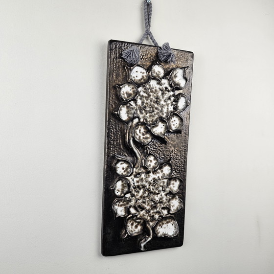 Image 1 of Una targa murale della Germania Ovest, realizzata da Carstens. La targa è rettangolare e raffigura fiori bianchi.