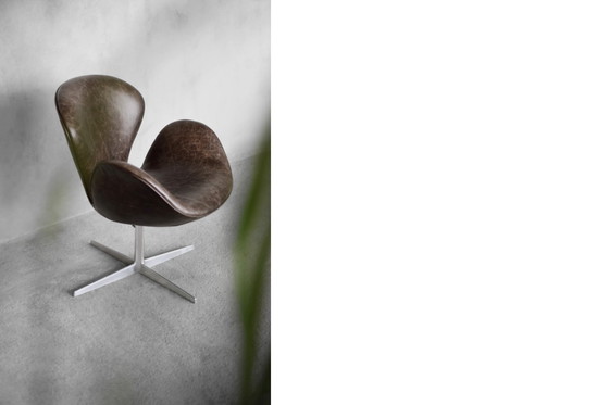 Image 1 of Mid-Century Danish Modern Brown Leather Swan Chair by Arne Jacobsen for Fritz Hansen, 1958