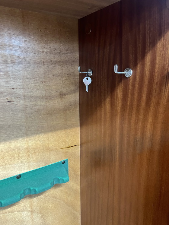 Image 1 of Armario para armas de mediados de siglo con capacidad para 5 armas largas y diversos accesorios de diseño clásico.