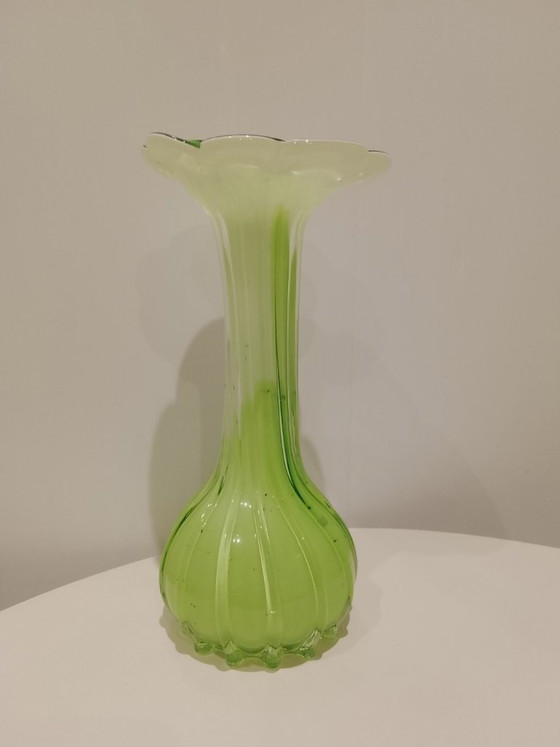 Image 1 of `Vintage Uranium Glas Vaas - Licht Groen op met UV - ZONDER LAMP`  
