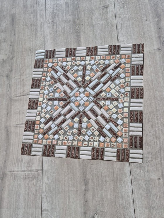 Image 1 of Bijzettafel in mozaïekstijl uit het midden van de 20e eeuw met een blad van keramische tegels.