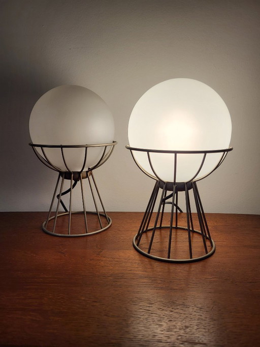 Set Tafellampen, vintage, metalen draadframe en wit opaline glazen bol, jaren 60