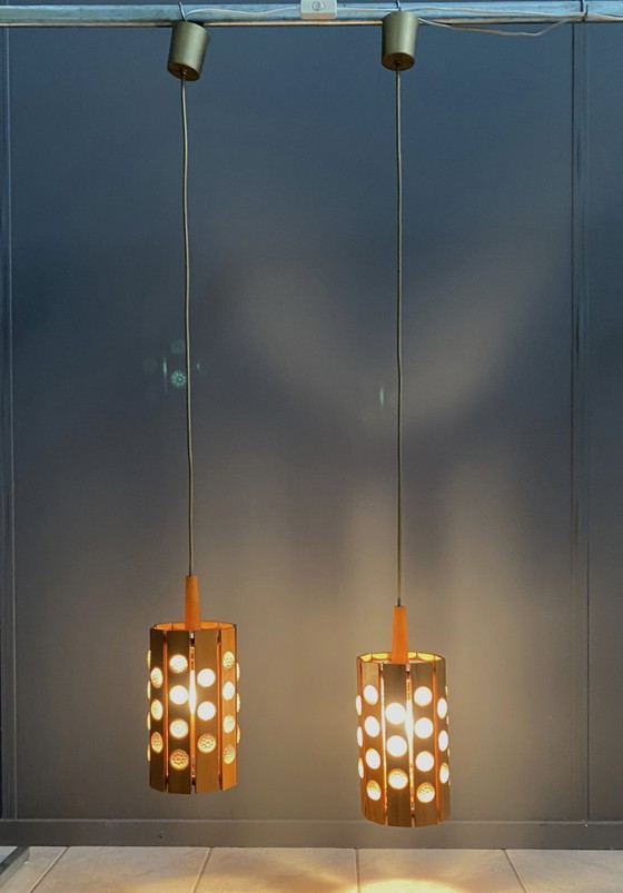 Image 1 of Set van 2 houten hanglampen uit de jaren 70 met plastic ogen