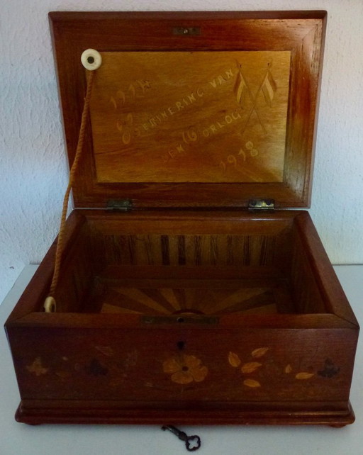 Eine antike Holzbox mit eingelegten floralen Intarsien