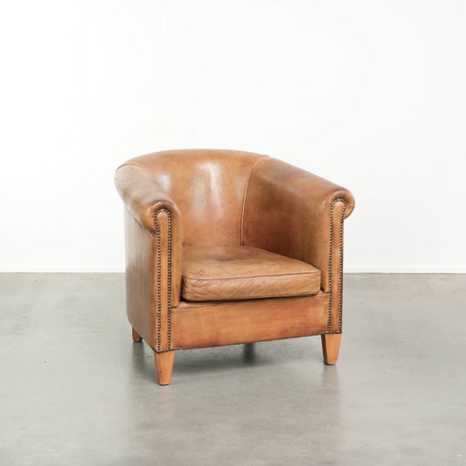 Fauteuil club robuste en cuir de mouton couleur cognac clair, avec clous décoratifs – Wood, Klassiek