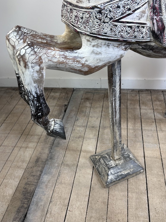 Image 1 of Cheval de manège en bois sculpté et patiné