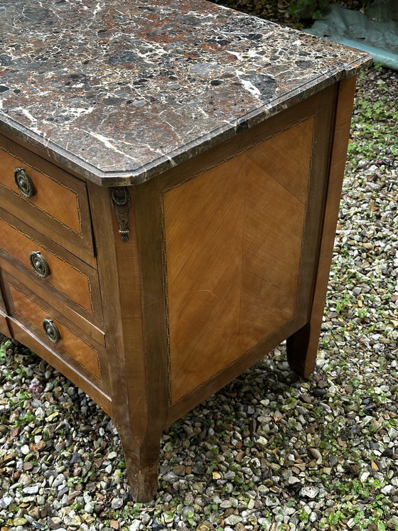 Image 1 of Commode uit de overgangsperiode tussen de Lodewijk XV- en Lodewijk XVI-periode in de 19e eeuw.