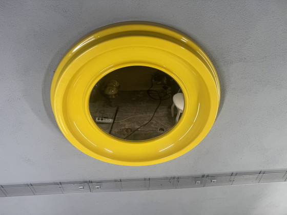 Image 1 of Ronde Gele Spiegel uit de Jaren 70 – in de stijl van Kartell space age 