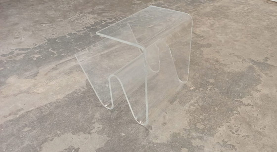Image 1 of Table d'appoint vintage en plexiglas avec porte-revues