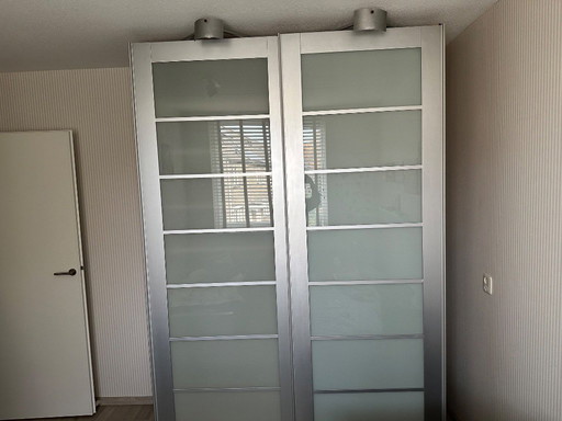 Armario con 2 puertas correderas y frenos, 2 focos regulables.