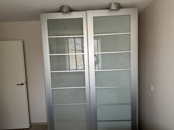 Image 1 of Armario con 2 puertas correderas y frenos, 2 focos regulables.