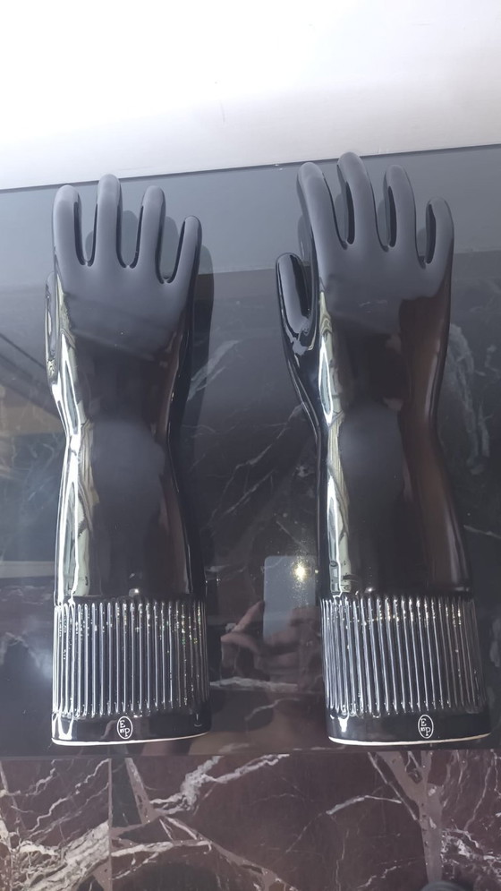 Image 1 of Rare ensemble de 2 moules à gants en porcelaine Pirelli - Art industriel noir du milieu du siècle (1985)