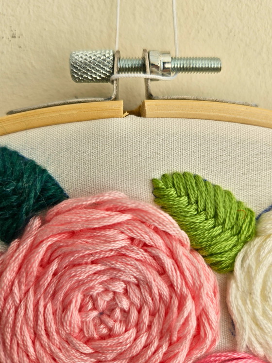 Image 1 of Ricamo fatto a mano da parete – Silhouette di donna con capelli floreali 3D – 30 cm