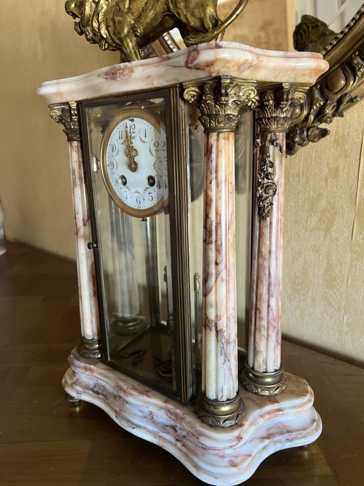 Horloge pendule ancienne marbre rose et lion doré avec mouvement balancier  