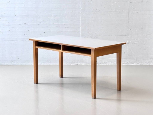 Bureau/werktafel van massief hout met laminaatblad, jaren 50.