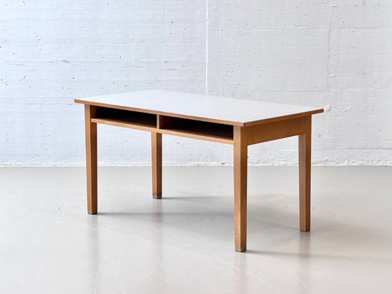 Image 1 of Bureau/werktafel van massief hout met laminaatblad, jaren 50.