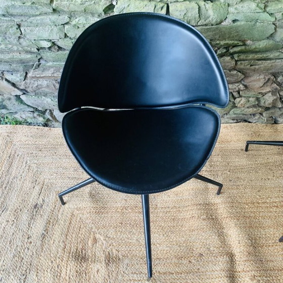 Een paar modernistische draaibare fauteuils van zwart leer. – Leather (photo 4 of 16)