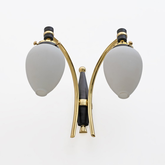 Image 1 of Stilnovo, coppia di scensori in ottone e vetro opalino della modernità italiana del Medioevo, anni '50