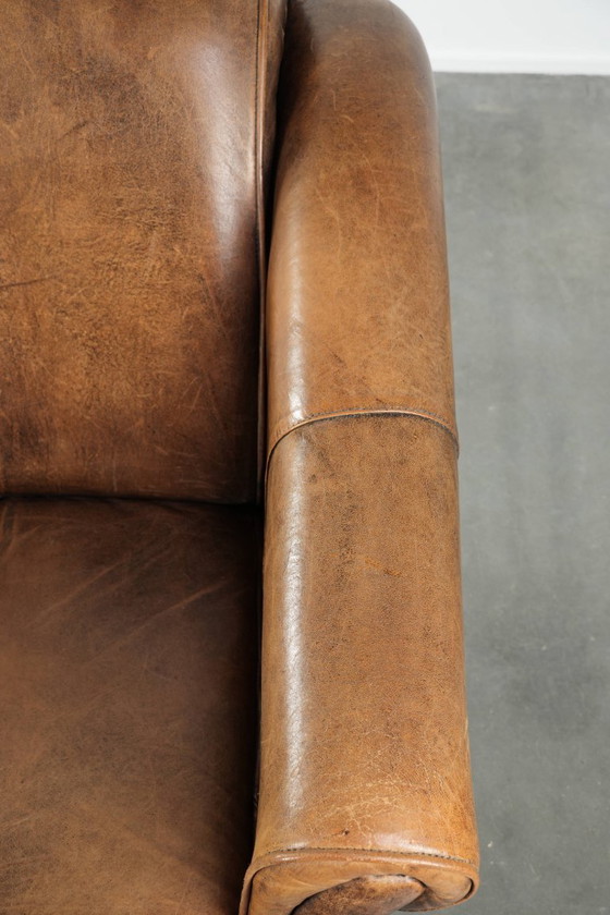 Image 1 of Fauteuil confortable en peau de mouton au style intemporel