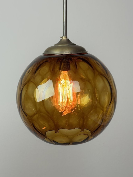 Image 1 of Hanglamp met donker amberkleurige glazen bol in mid-century design, Europa, jaren 60.