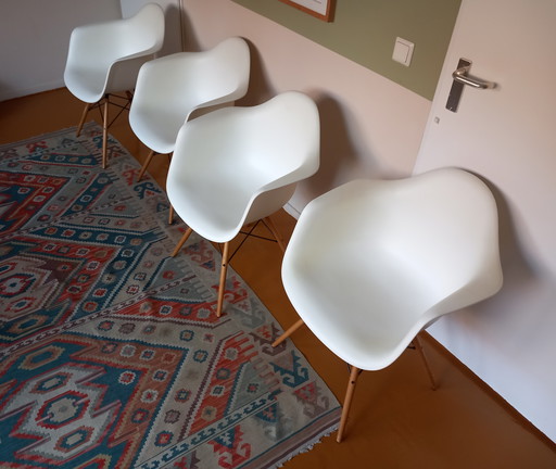 4 sillas Vitra Eames DAW