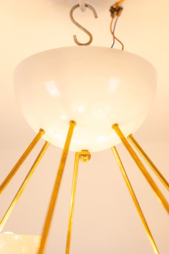 Image 1 of Stilnovo. Lámpara de araña de latón dorado y metal lacado en blanco. Contemporánea.