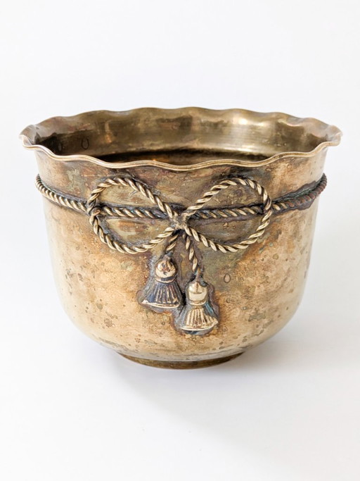 Brass Brass Planter With Wavy Rim And Twisted-Rope Bow – plantenbak
